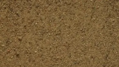 Zblízka viditelný štěrk pro beton s drobnými kameny.