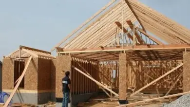 Dřevěná rámová stavba v průběhu výstavby s viditelnou konstrukcí.