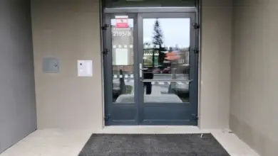 Moderní hliníkové dveře s výplní ze skla na vchod do budovy.