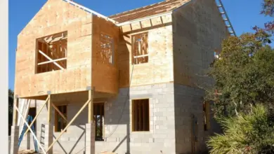 Stavba přístavby k domu s dřevěným rámem na betonu.