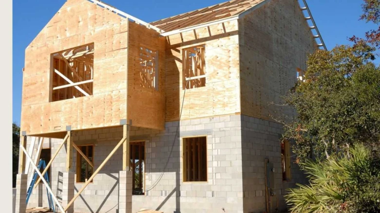 Stavba přístavby k domu s dřevěným rámem na betonu.