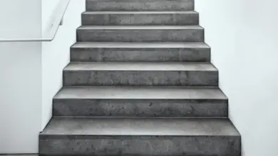 Přímý pohled na betonové schody vedoucí nahoru.