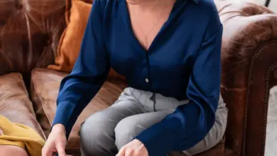 Žena studuje projektovou dokumentaci domu na starém křesle.