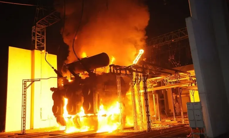 Hořící transformátor v elektrárně při výpadku proudu