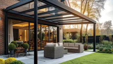 Skleněná pergola s venkovním posezením u domu.