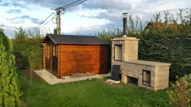 Dřevěná chata s kamennou udírnou postavená vlastními rukama.