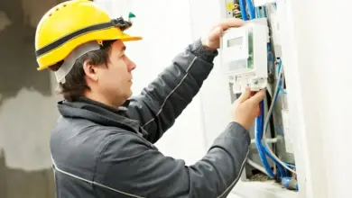 Elektrikář pracuje na podružném rozvaděči v budově.