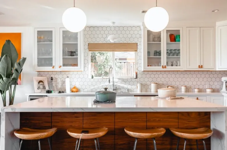 Moderní bílá kuchyně s barem a designem