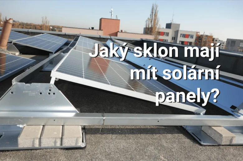 Fotografie solárních panelů na střeše s viditelným sklonem.