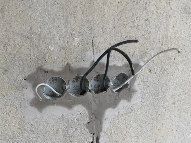 Vývod elektrického vedení v betonu při rekonstrukci bytu.