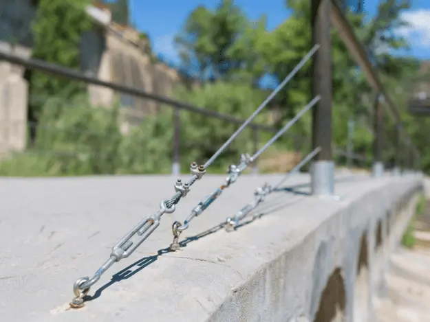 Kovové kotvy pro dřevěné zábradlí na betonovém základu