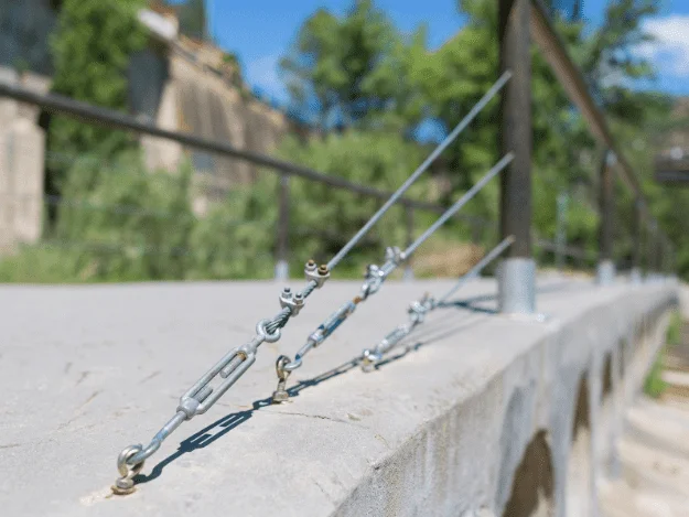 Kovové kotvy pro ukotvení dřevěného zábradlí na beton.