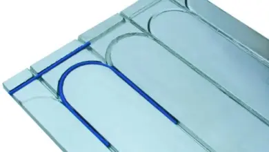 Průřez suchou skladbou podlahy s vloženým topným systémem.
