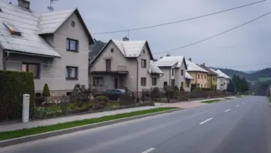 Řada rodinných domů s plynovým vytápěním v české vesnici.