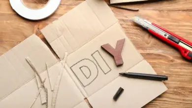 Nástroje pro výrobu z papírových krabic na dřevěném stole.