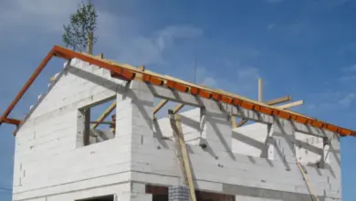 Stavba dřevěného střešního krovu na domě z bloků.
