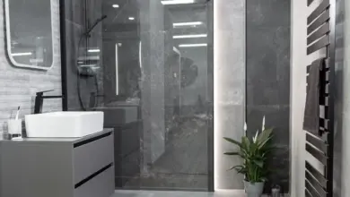Moderní koupelna s čelním sprchovým koutem