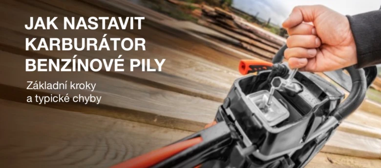 Ruka nastavuje karburátor na řetězové pily.