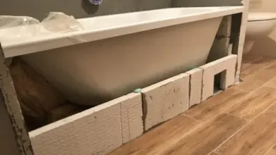 Vana obklopená bloky YTONG během instalace v koupelně.
