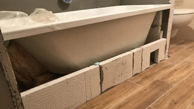 Vana obklopená bloky YTONG během instalace v koupelně.
