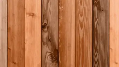 Svislé dřevěné prkna s viditelnou kresbou a uzly