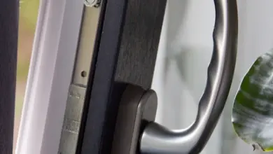 Detail plastového okna s otevíracím mechanismem a klikou.