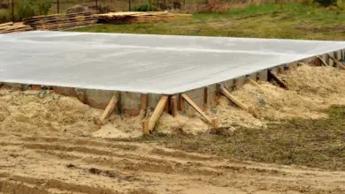 Nová betonová plovoucí základová deska s dřevěnými podpatky na staveništi.