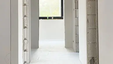Příprava podlahy s polystyrenem v interiéru bytového prostoru.