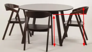 Tmavý jídelní stůl s židlemi ukazuje výšku sedací plochy.