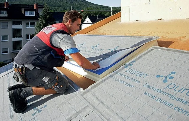 Stavebník položí tepelnou izolaci pod střešní krytinu bez jejího sundání.