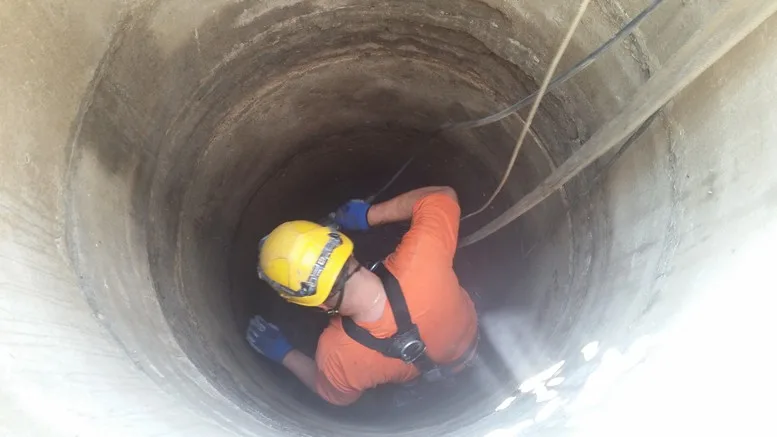 Pracovník v studni jako příklad ochranného pásma.