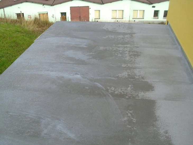 Mokrý balkon po nanášení hydroizolační vrstvy