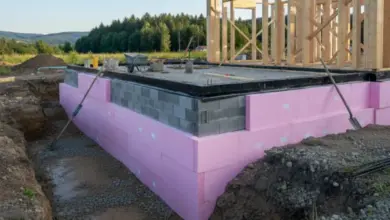 Základová deska s hydroizolací a tepelnou izolací při stavbě domu.