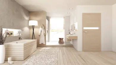 Moderní dřevěná koupelna s vanou a lehkým parketovým podlahováním.