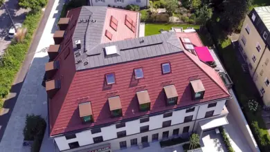 Vzdušný pohled na střechu domu s arkýřemi a vikáři.