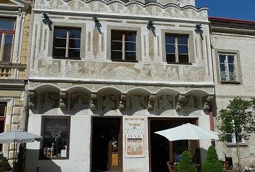 Historická budova se dekorativními psaníčkovými sgraffity na fasádě.