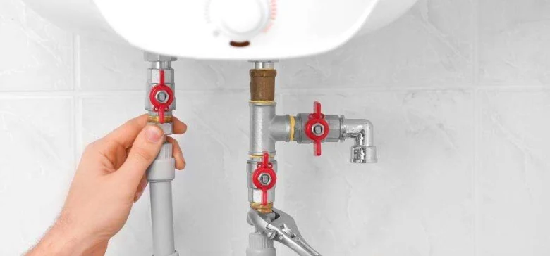 Ruční úprava ventilátoru na vodním přípojku bojleru.