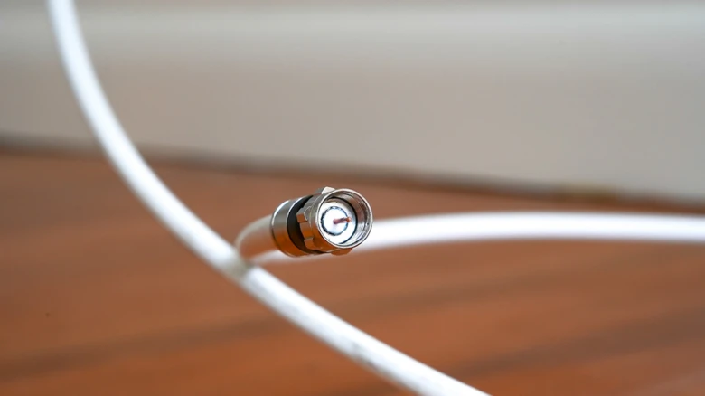 Bílý kabel s konektorem pro připojení k internetu.