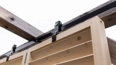 Detail dřevěného rámu s kovovým kolejnicím pro stínící konstrukci.