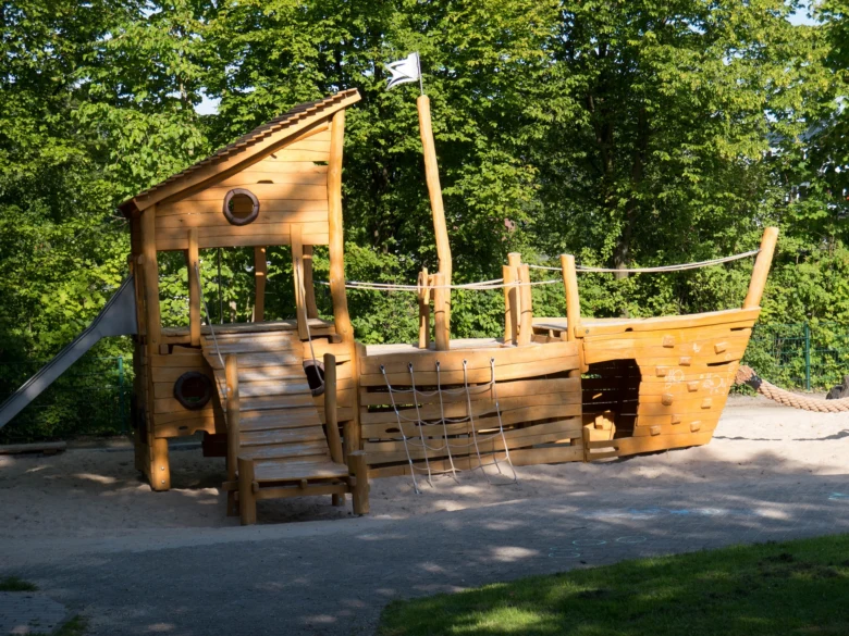 Dřevěné pirátské hřiště pro děti s schody a lanovými žebříky.