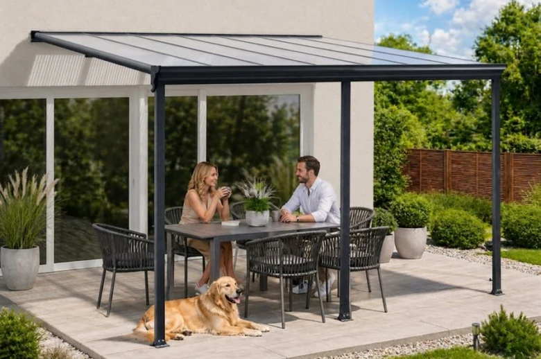 Pergola s střešní krytinou pro venkovní jídelnu
