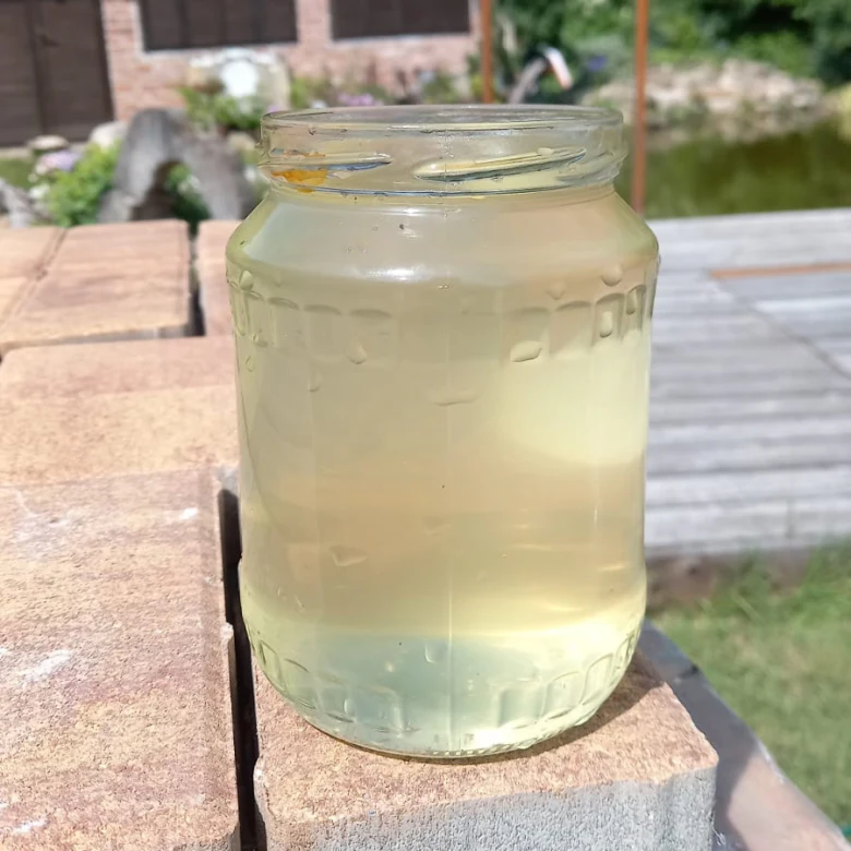 Sklenice s kalnou vodou venku u bazénu nebo vířivky.
