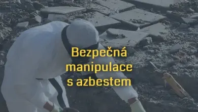 Pracovník v ochranném obleku likviduje azbestové desky na stavbě.