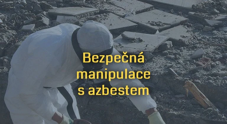Pracovník v ochranném obleku likviduje azbestové desky na stavbě.