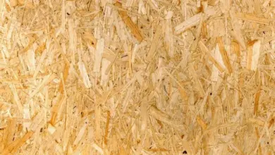 Detailní záběr na texturu desky z orientovaných dřevěných vláken.