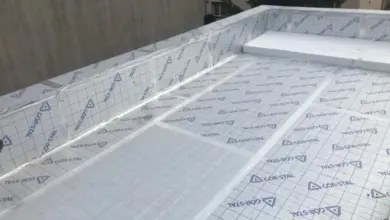 Instalace izolačních desek na střeše s ochrannou fólií.
