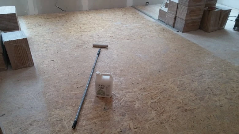 Nástroje na vyrovnání podlahy s válečkem a lepidlem