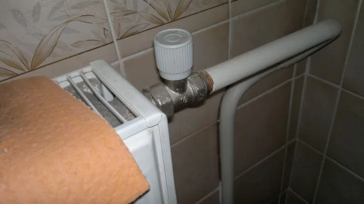 Radiátor s ventilovacím kohoutem pro odvzdušnění starého radiátoru.
