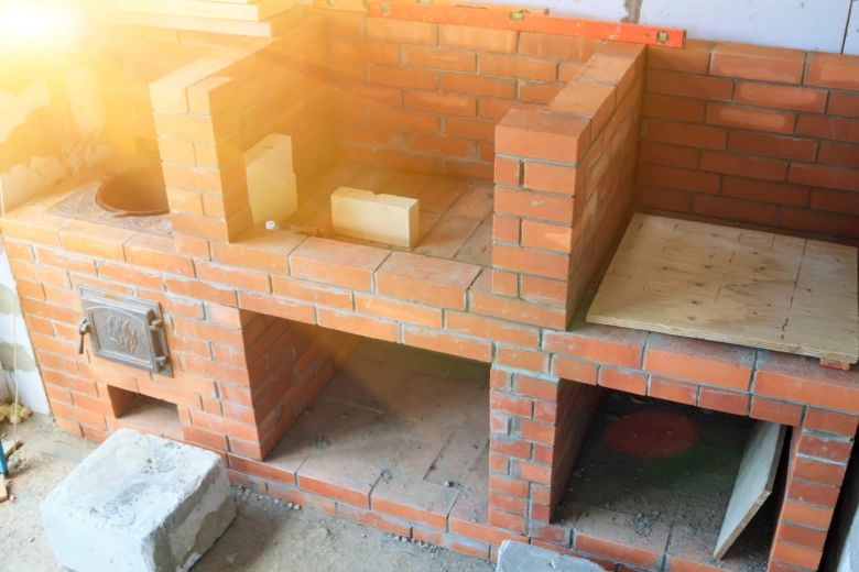 Částečně postavený cihlový gril s více komorami