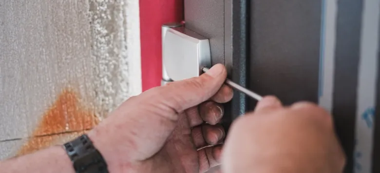 Hand adjusting door lock mechanism